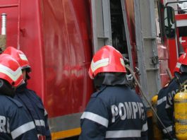 Bloc din Craiova evacuat din cauza unui incendiu