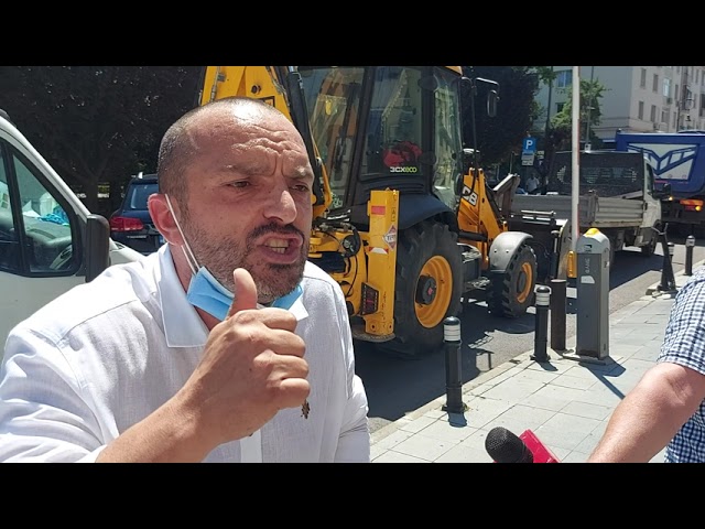 Protest cu buldozerul la uşa CJ Dolj