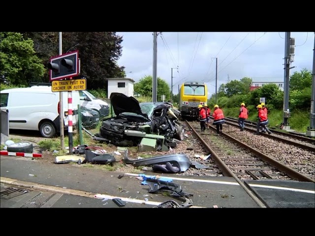 (VIDEO) A scăpat cu viață după ce mașina i-a fost făcută praf de un tren
