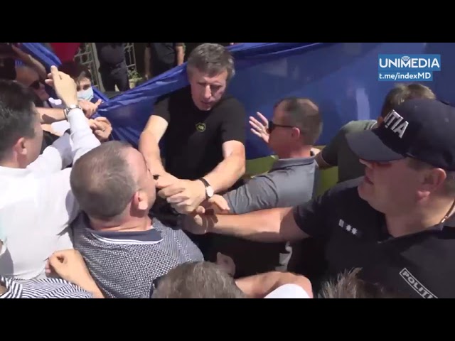 Dorin Chirtoacă a fost lovit peste față la protestul AUR