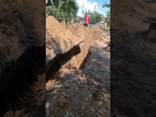 (VIDEO) Accident mortal! Muncitor, prins sub pământul surpat în şanţul la care lucra