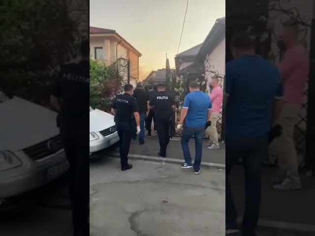 (VIDEO) Topoare, bâte şi săbii găsite în locuinţele unor bărbaţi din Craiova, în urma unor percheziții