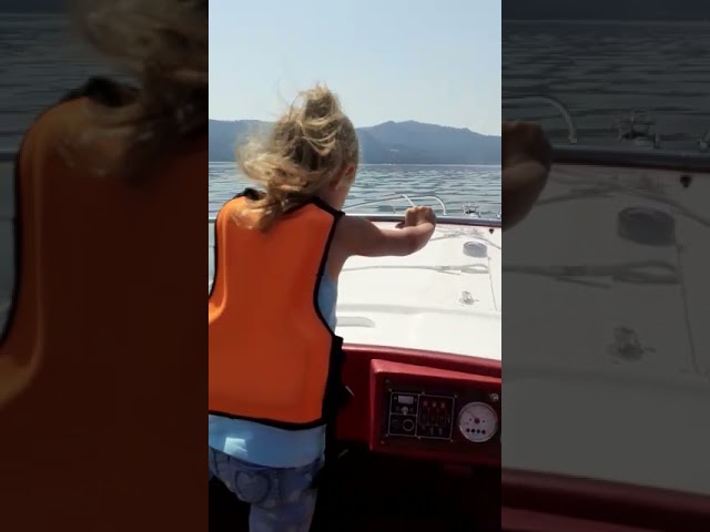 (VIDEO) Imagini șocante! Un caiac cu sportivi a fost lovit de o barcă de agrement