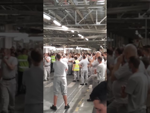 (VIDEO) Câteva sute de angajaţi ai uzinei Dacia de la Mioveni au întrerupt spontan lucrul