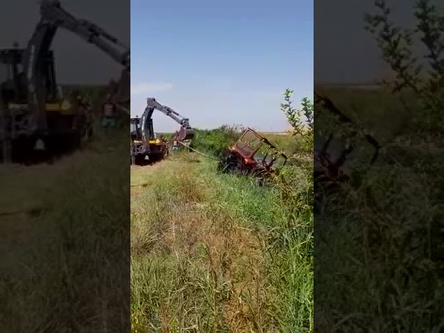 (VIDEO) Dolj. A murit după ce s-a răsturnat cu tractorul într-un canal