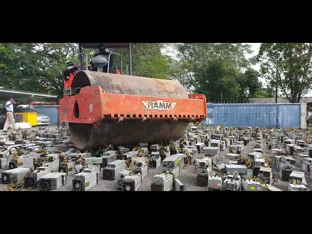 (VIDEO) Computere de 1,26 milioane de dolari care minau criptomonede, distruse de Poliția din Malaezia