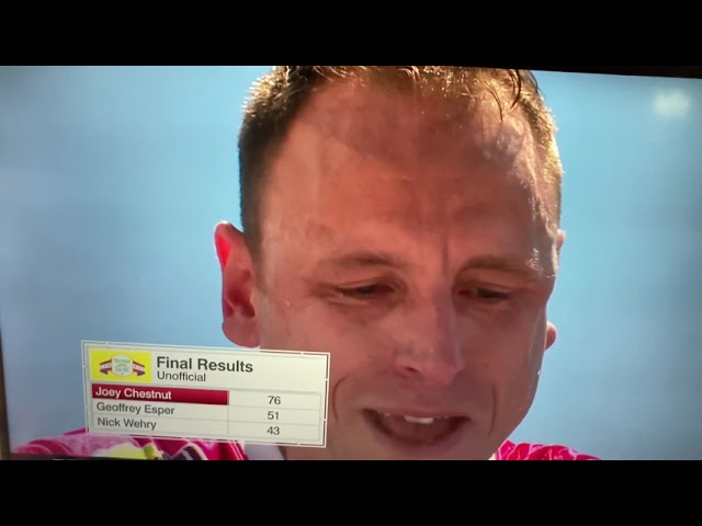 Un american a mâncat 76 de hot dogs în 10 minute