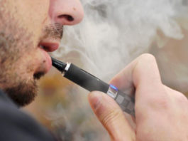 OMS avertizează în privința țigărilor electronice şi solicită înăsprirea reglementărilor