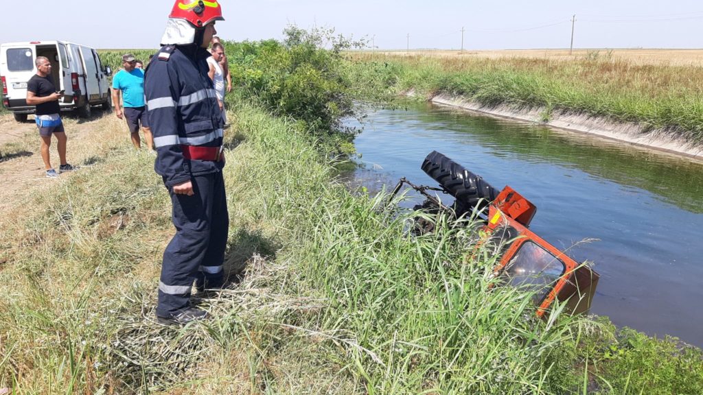Un bărbat din Dolj a murit după ce s-a răsturnat cu tractorul într-un canal