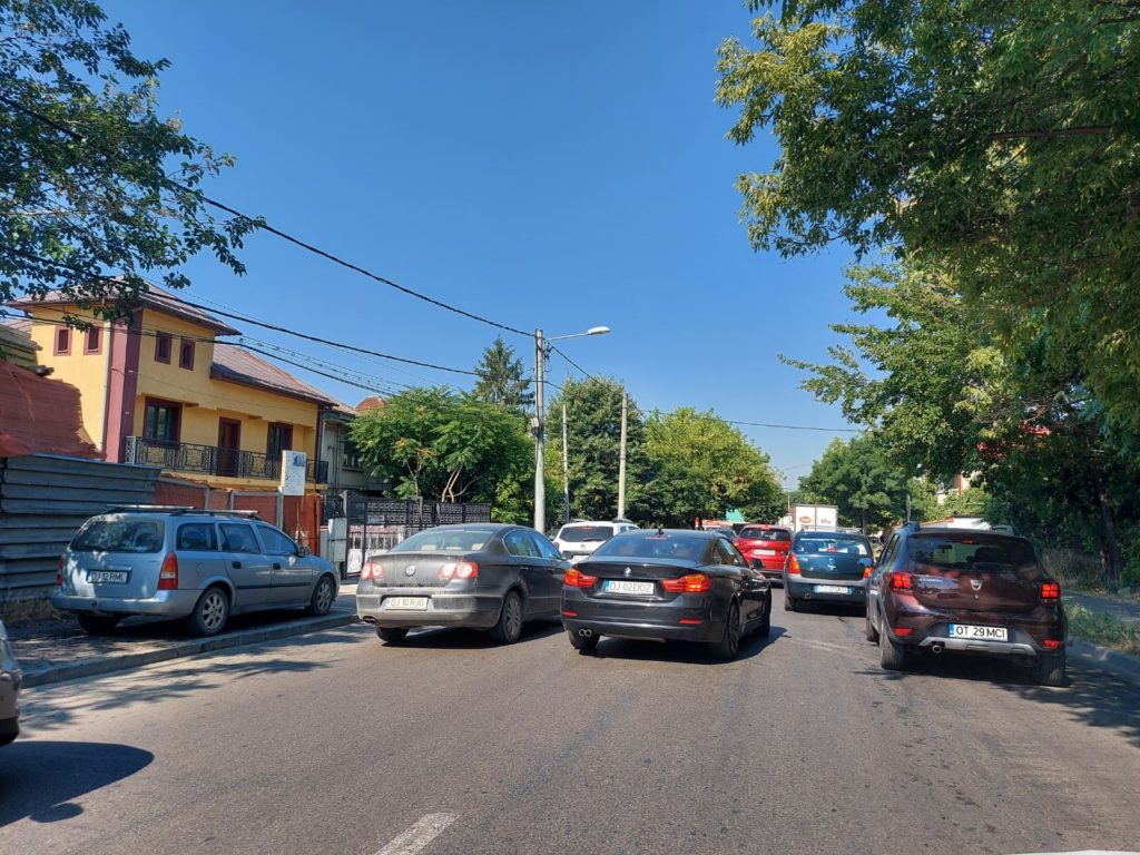 Asfaltarea străzii Potelu din Craiova a dat peste cap traficul din zonă