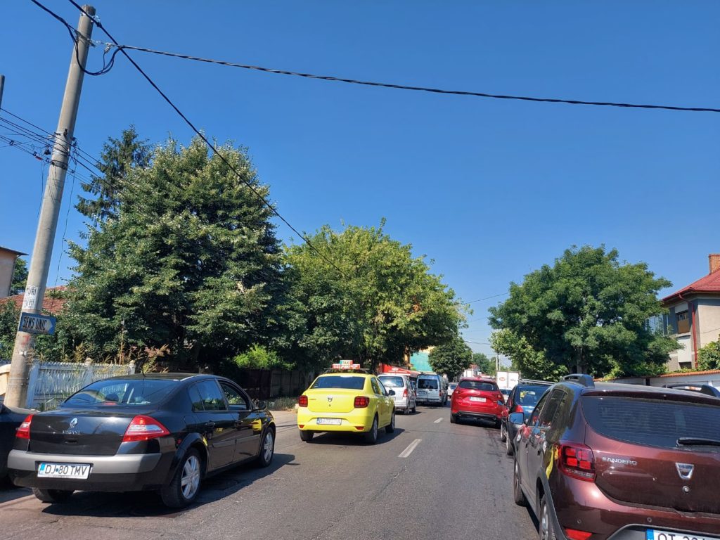 Asfaltarea străzii Potelu a paralizat traficul în zona Parc – Bănie