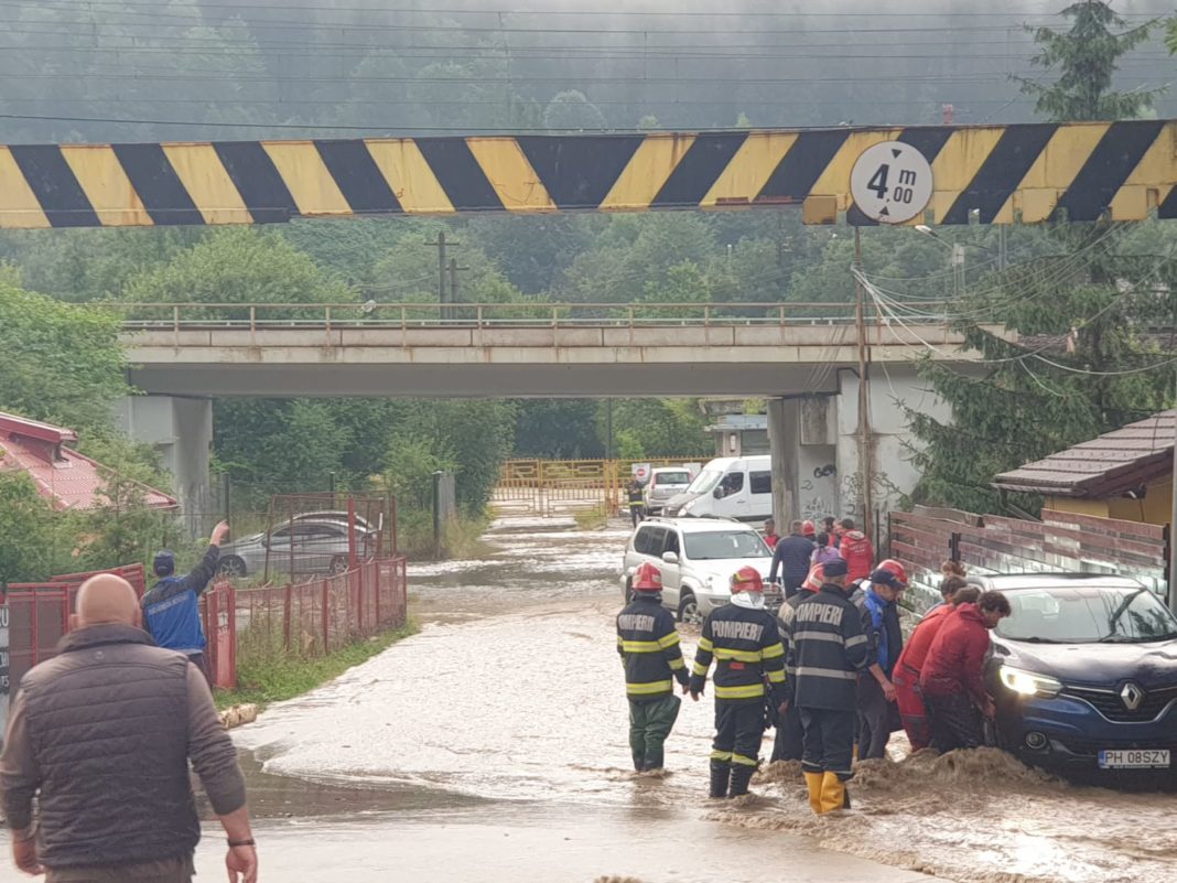 Traficul rutier este blocat total pe DN 1, la Buşteni