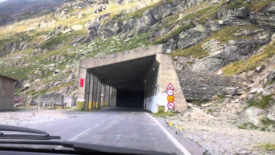 Circulaţia prin tunelul de la Bâlea Lac de pe Transfăgărăşan, închisă luni