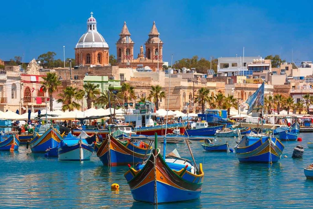 CE vrea să convingă Malta să revină asupra deciziei de a-și închide granițele pentru persoanele neimunizate
