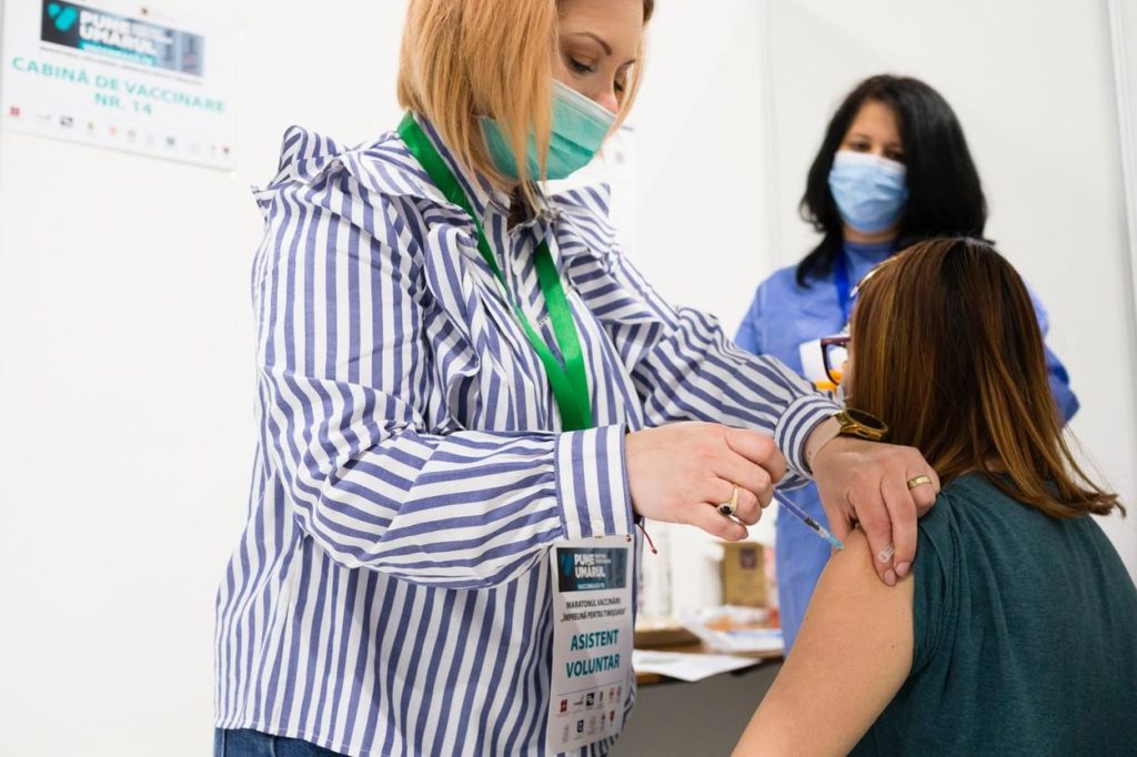 Persoanele care se imunizează vor avea câte o zi liberă plătită pentru fiecare doză