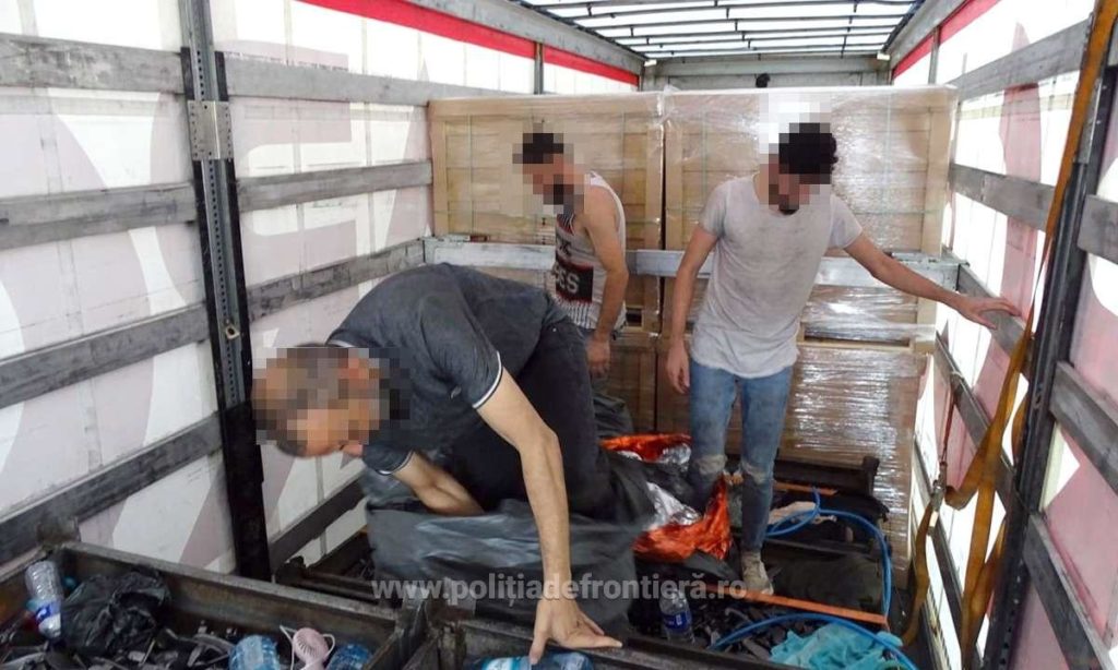 Trei străini ascunși într-un autocamion, depistați la Calafat