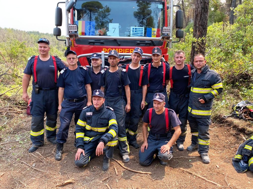 Pompierii buzoieni care au stins incendii în Grecia au intervenit la un accident produs în faţa lor