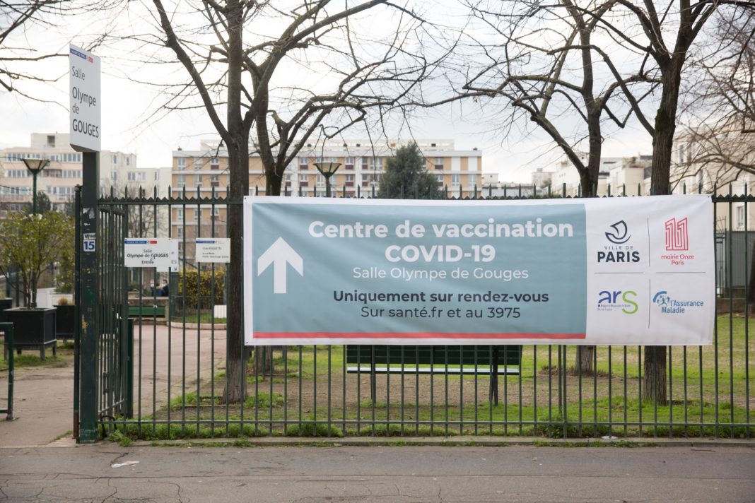 Visite du centre de vaccination Covid-19, Salle Olympe de Gouges, 11e 50 de milioane de francezi vor fi imunizaţi până la sfârșitul lunii cu prima doză