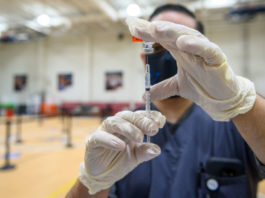 Autorităţile încearcă să afle cum a fost posibil ca bărbatull să se vaccineze de cinci ori