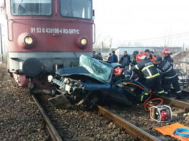 Un tren a lovit un autoturism. Două persoane au murit