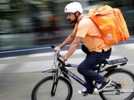 Un ministru afgan a devenit curier care livrează mâncare cu bicicleta în Germania