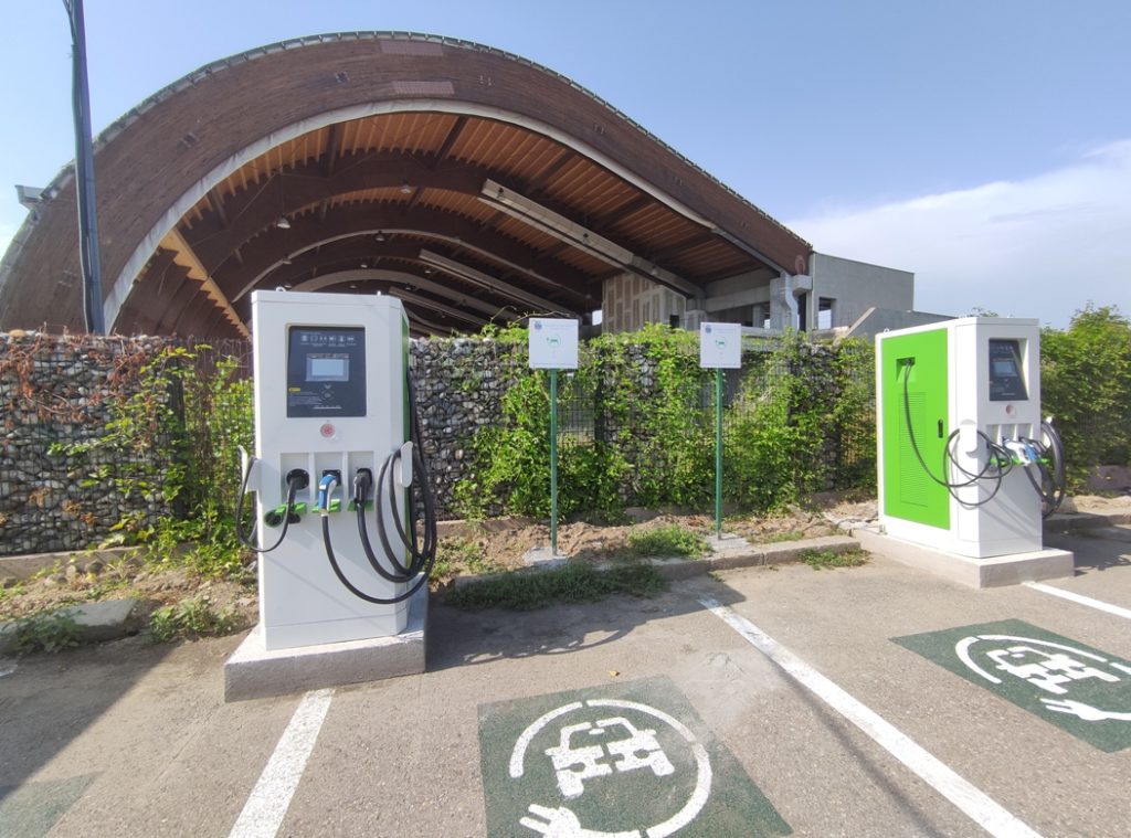S-au montat stațiile de încărcare pentru mașinile electrice în Râmnicu Vâlcea