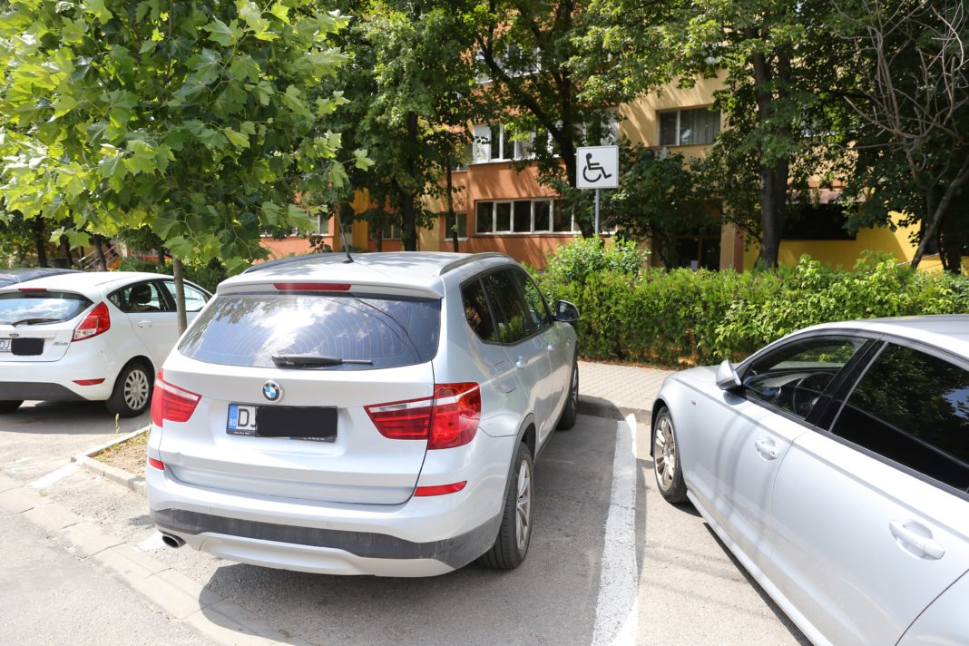 Poliţia Locală a pus ţinta pe cei care parchează  ilegal pe locurile persoanelor cu handicap Poliţia Locală a pus ţinta pe cei care parchează ilegal pe locurile persoanelor cu handicap