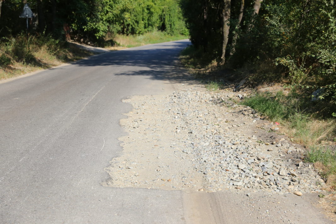 Atenţie, şoferi! Gropi periculoase pe Drumul E552