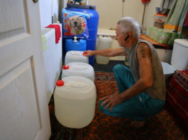 Localnicii își fac provizii de apă/foto:Claudiu Tudor