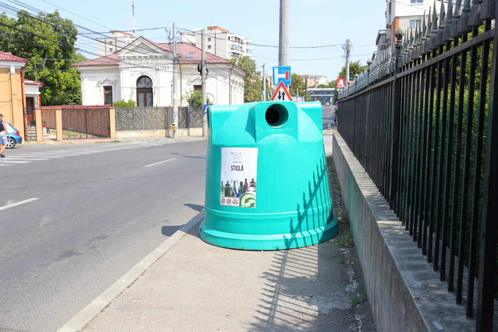 Containerele pentru sticlă, ca bomboanele pe colivă