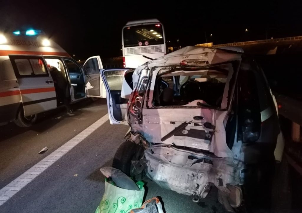 Coliziune între un autoturism și un autocar. Un bărbat a murit