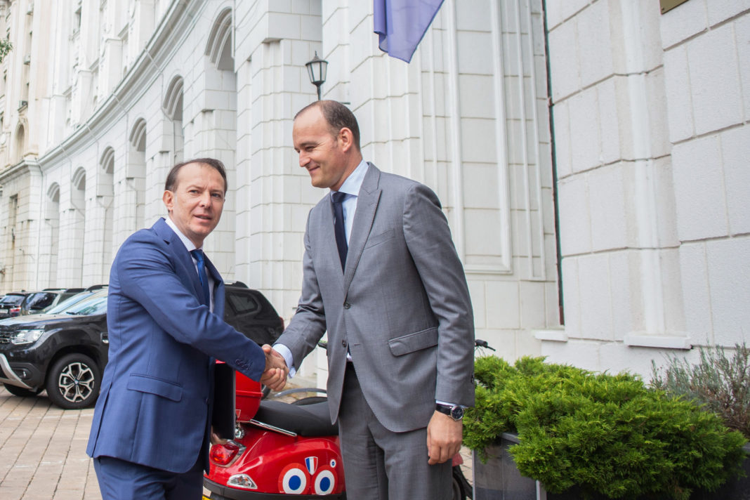 Premierul Florin Cîțu și noul ministru de Finanțe, Dan Vîlceanu (Foto; Inquam Photos / Ilona Andrei)