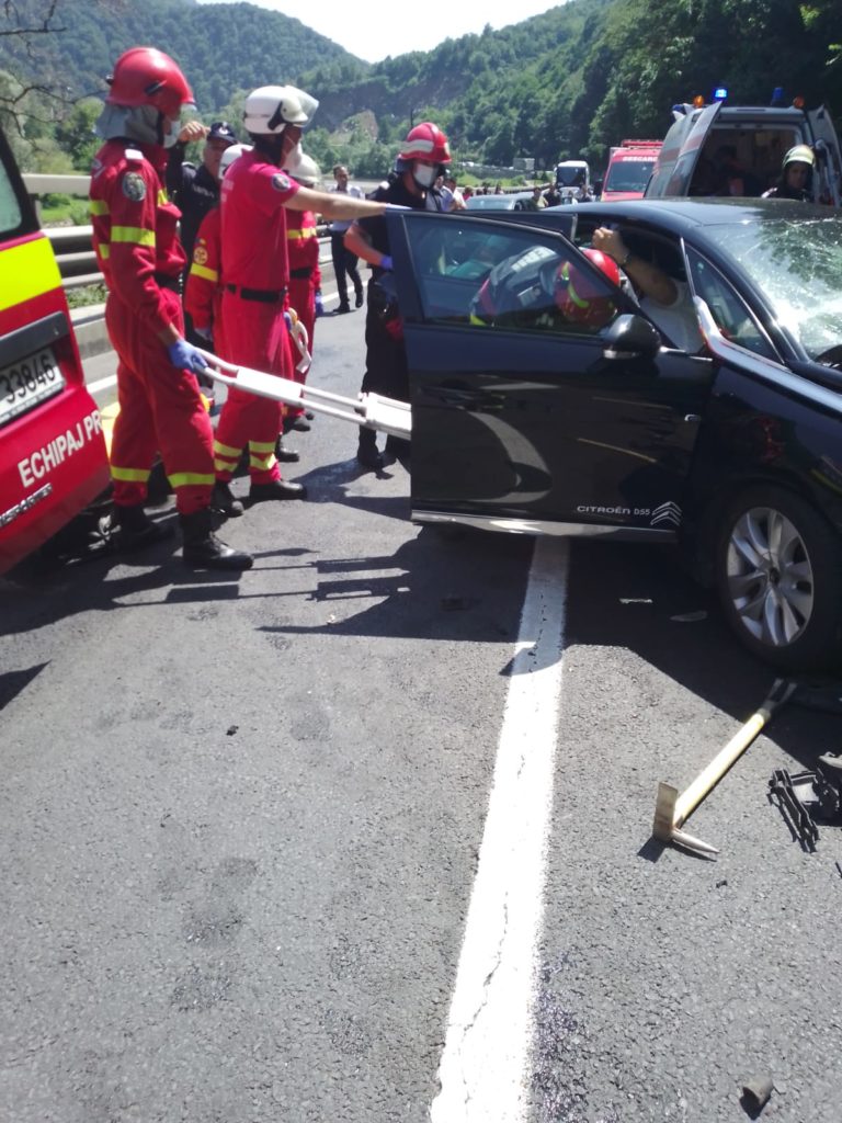UPDATE: Carambol între patru autoturisme pe DN 7. Bilanț: 9 victime