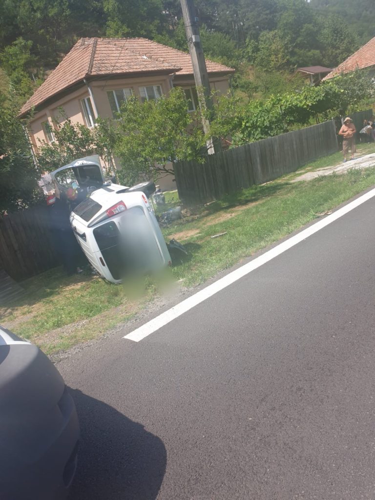 Vâlcea: Un șofer a fost rănit într-un accident pe DN 7