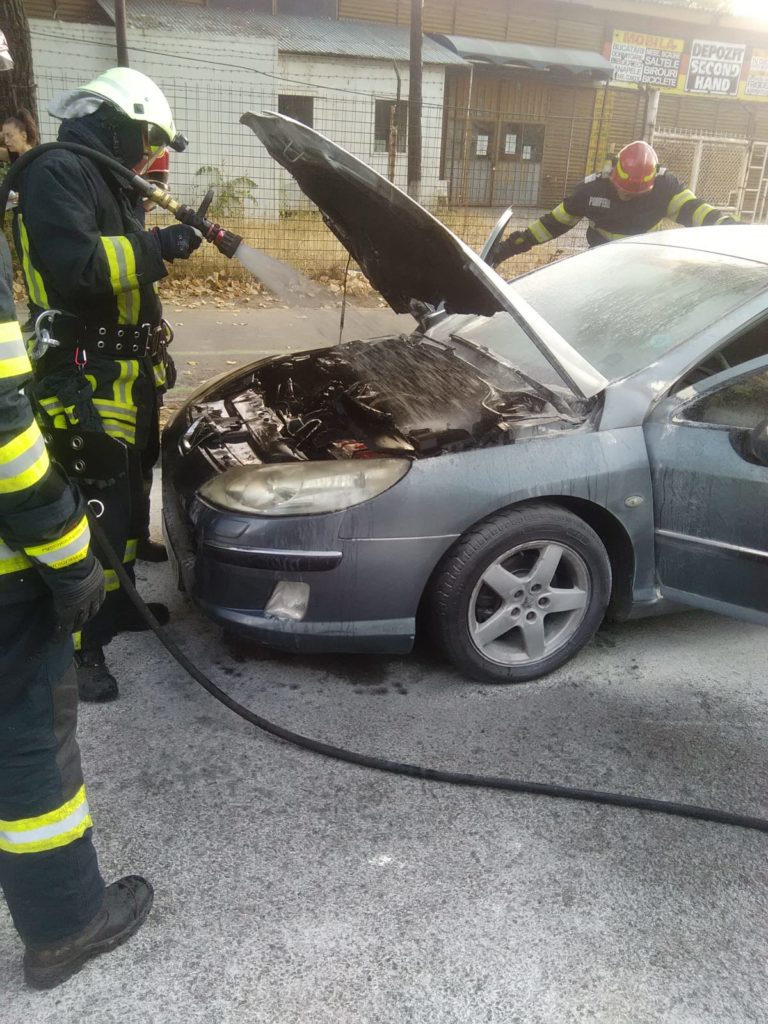 Craiova: Incendiu la un autoturism parcat pe  strada Caracal