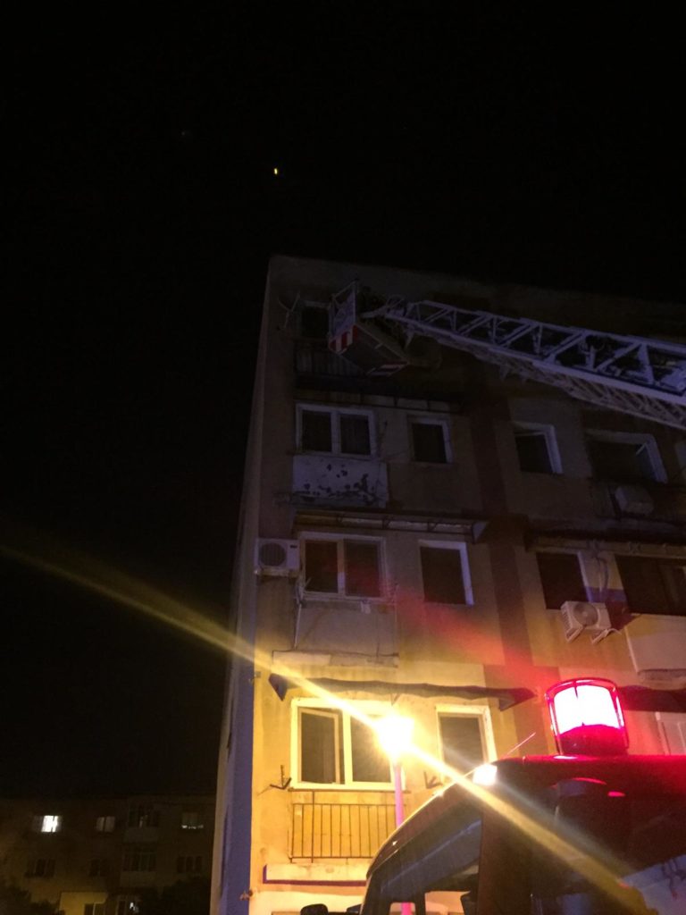 Craiova: O fetiță lăsată singură în casă, salvată de pompieri