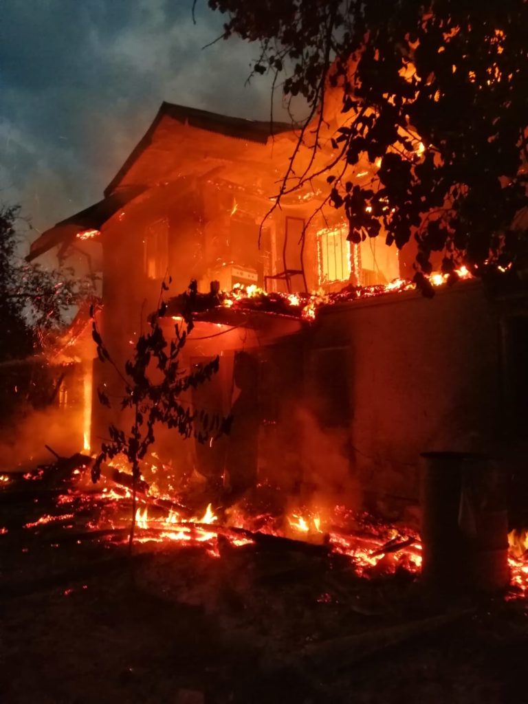 Vâlcea: Locuință incendiată din cauza unui fulger