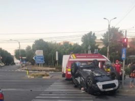 Coliziunea dintre cele două autoturisme s-a produs la intersecția bulevardului Titulescu cu străzile Pașcani, Maria Tănase și Toporasi (Foto: INFO TRAFIC CRAIOVA ŞI DOLJ)