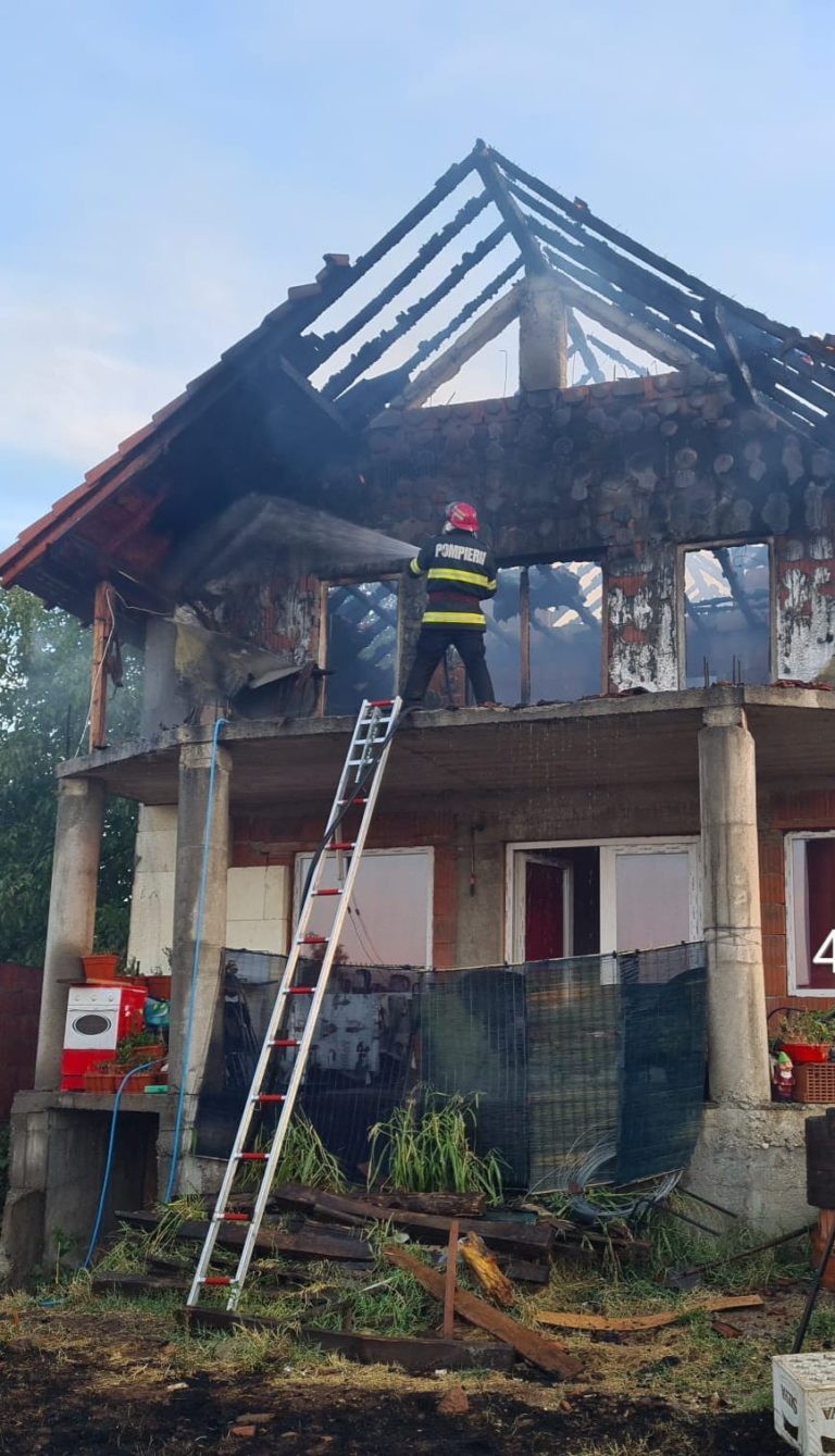 Pompierii mehedințeni au intervenit astăzi la un incendiu izbucnit la o casă de locuit, în construcție, din localitatea Șimian