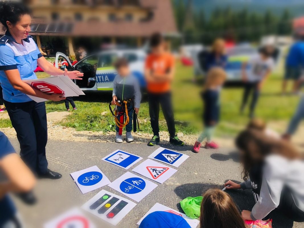 Poliţiştii au organizat jocuri interactive cu tematică rutieră