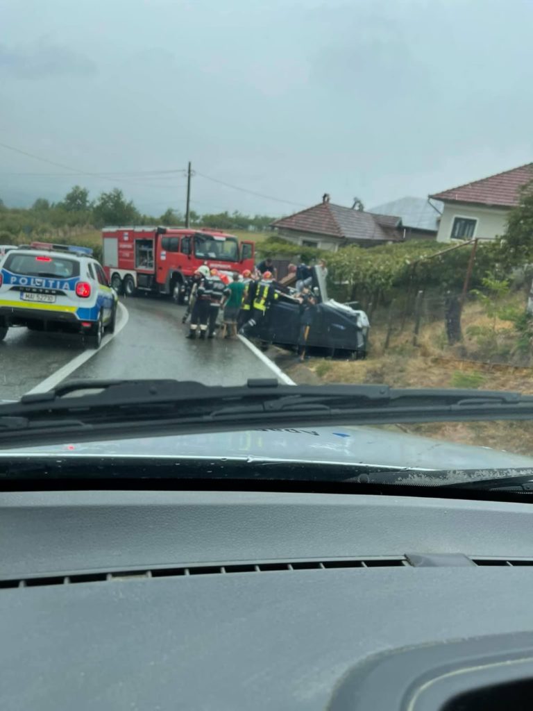 Gorj: Femeie rănită, după ce o mașină s-a răsturnat la Novaci