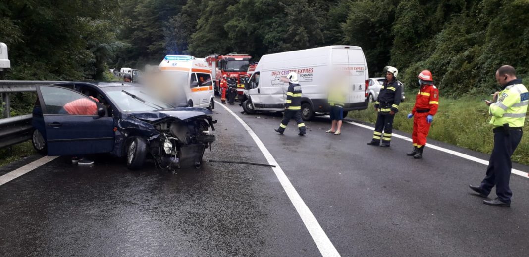 Accident pe Valea Oltului la Racovița. Trafic blocat