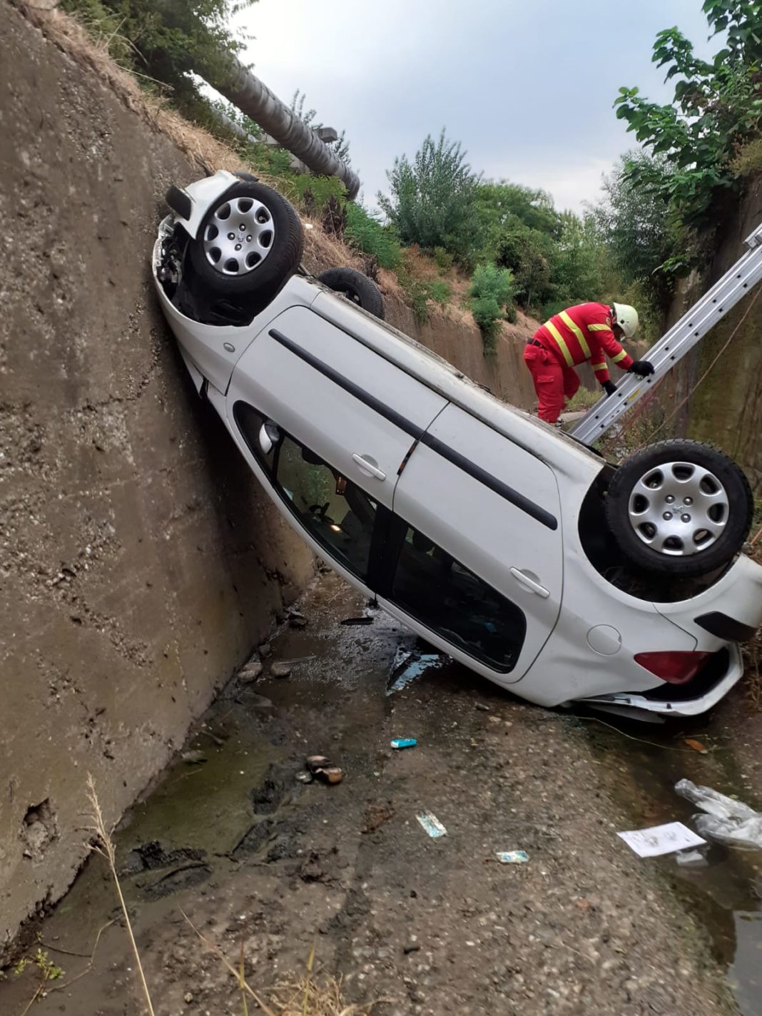 Femeia a fost scoasă din mașina aflată în canal