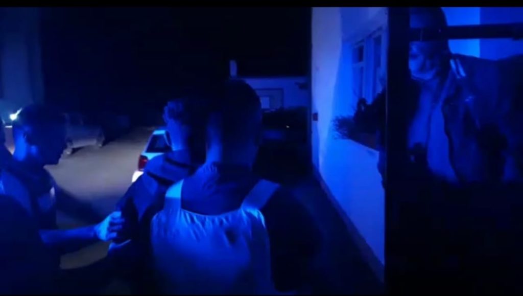 Dolj: Adolescent reţinut la scurt timp după ce ar fi înjunghiat un alt tânăr