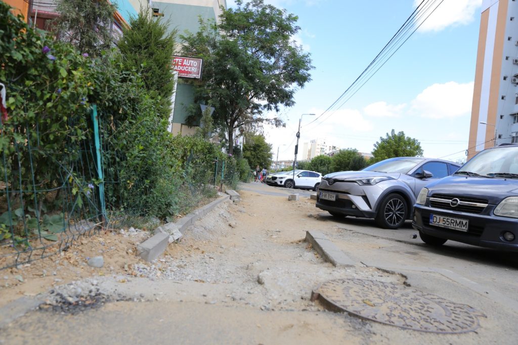 Operatorii de utilităţi sparg străzile într-o veselie