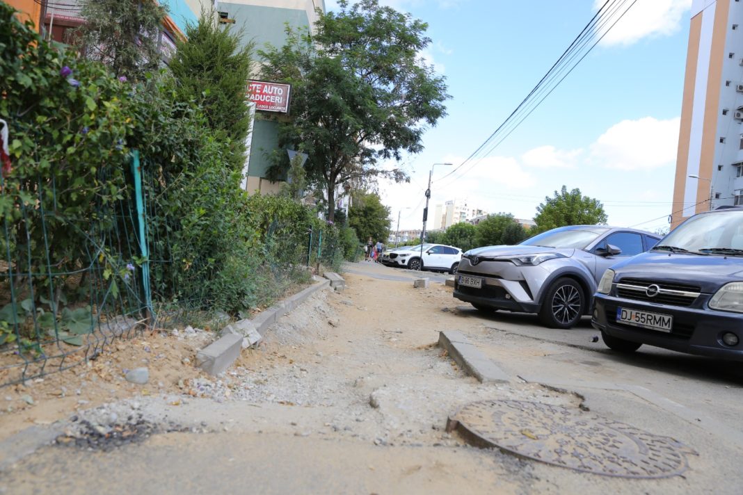 Operatorii de utilități fac străzile orașului praf/foto: Claudiu Tudor