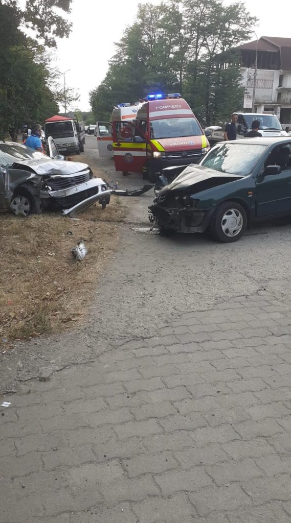 Gorj: Trei persoane au fost rănite după impactul dintre două mașini