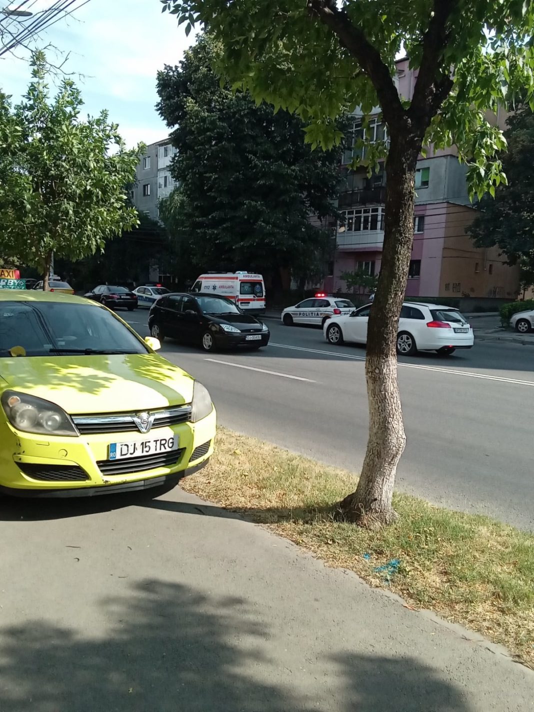 Șofer rănit într-un accident între trei autoturisme
