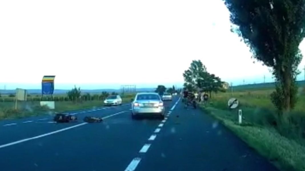 Motociclist aruncat într-un copac de o şoferiţă neatentă