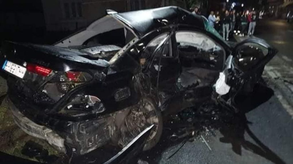 Un mort şi patru răniţi după o coliziune între două autoturisme